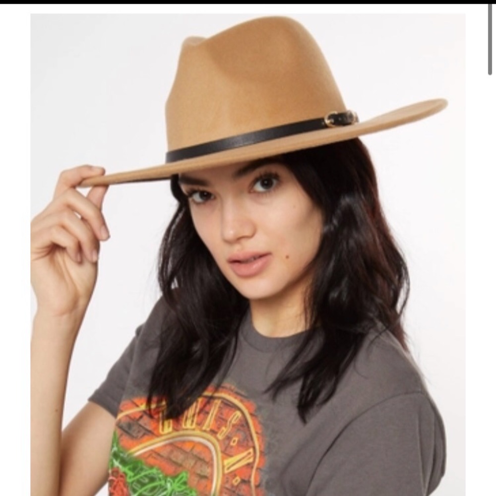 Tan buckled felt hat